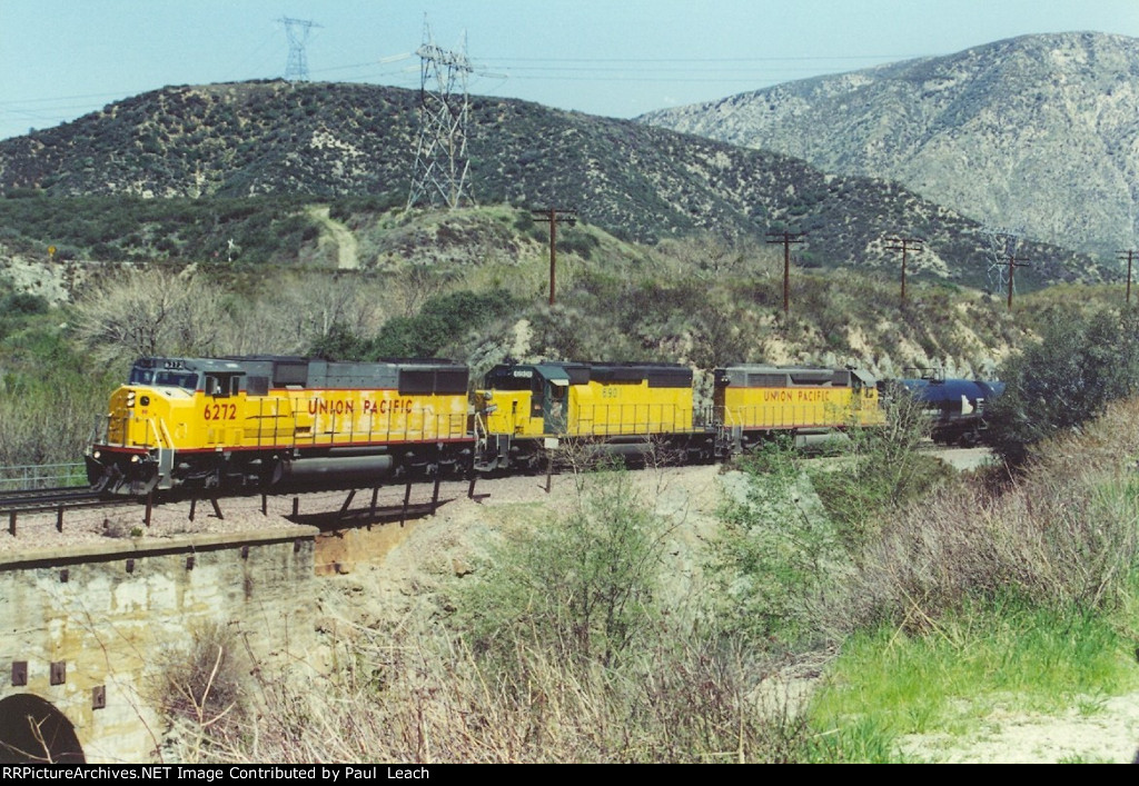 Westbound manifest eases down the grade
